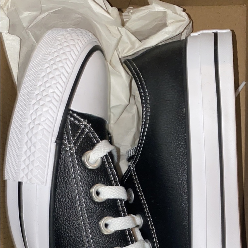 NWT MEN 11 Leather low top Converse